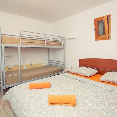 Alibi B11 ゲストハウス